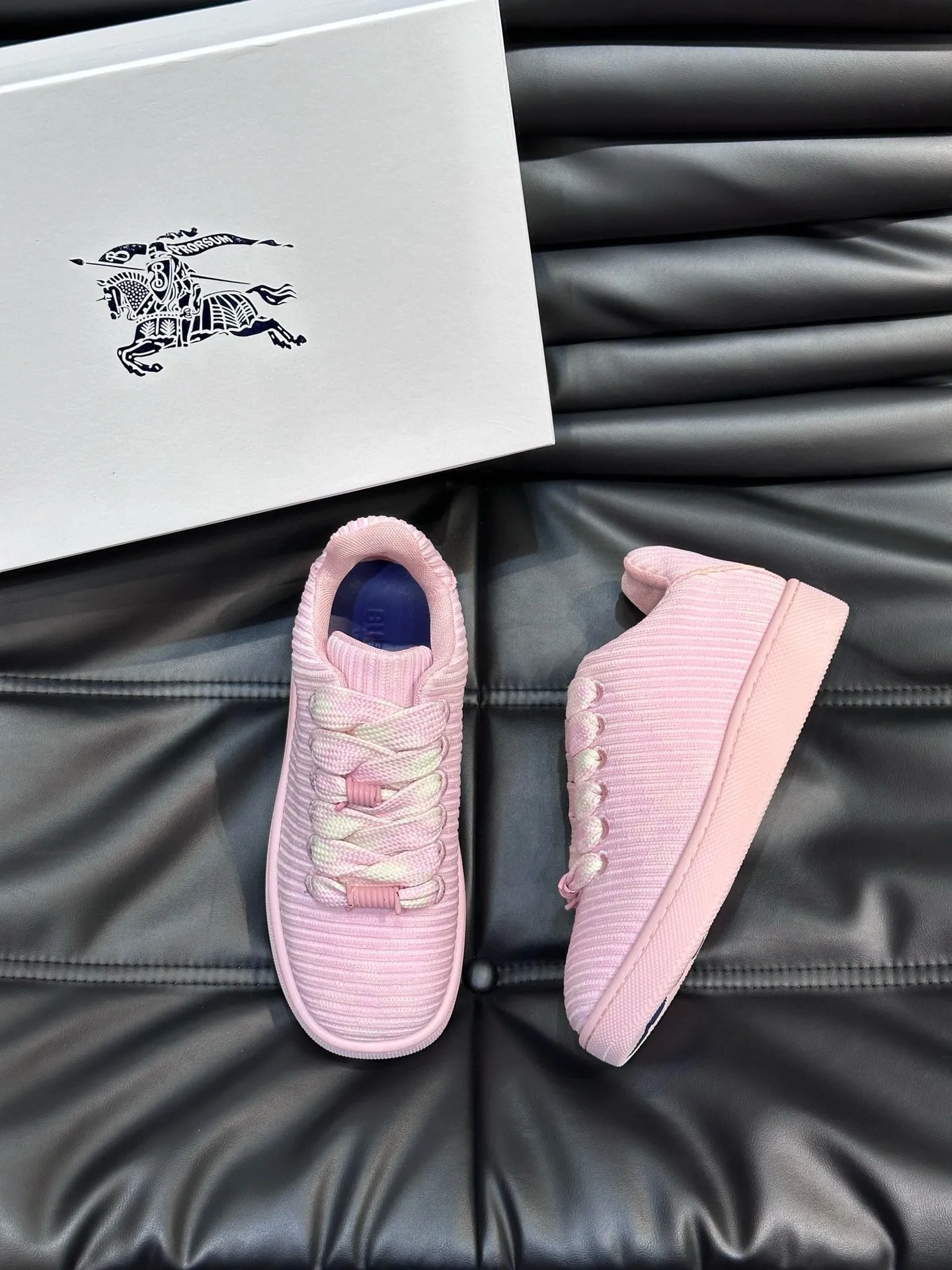 Factory price: 458💰Burberry Box series👫 Thick-soled casual sports shoes for couples, cool sneakers and bread shoes, purchased and developed from the original version, the top version of Box series sports shoes, made of original plaid/knitted fabric, embellished with EKD embossing. Made of mesh lining, the laces are decorated with metal coils, the rubber sole is decorated with the Burberry letter logo, and the original molded 3.5CM two-color T men's shoe 💰U outsole! Code number: 35-45 (35-45 customized)